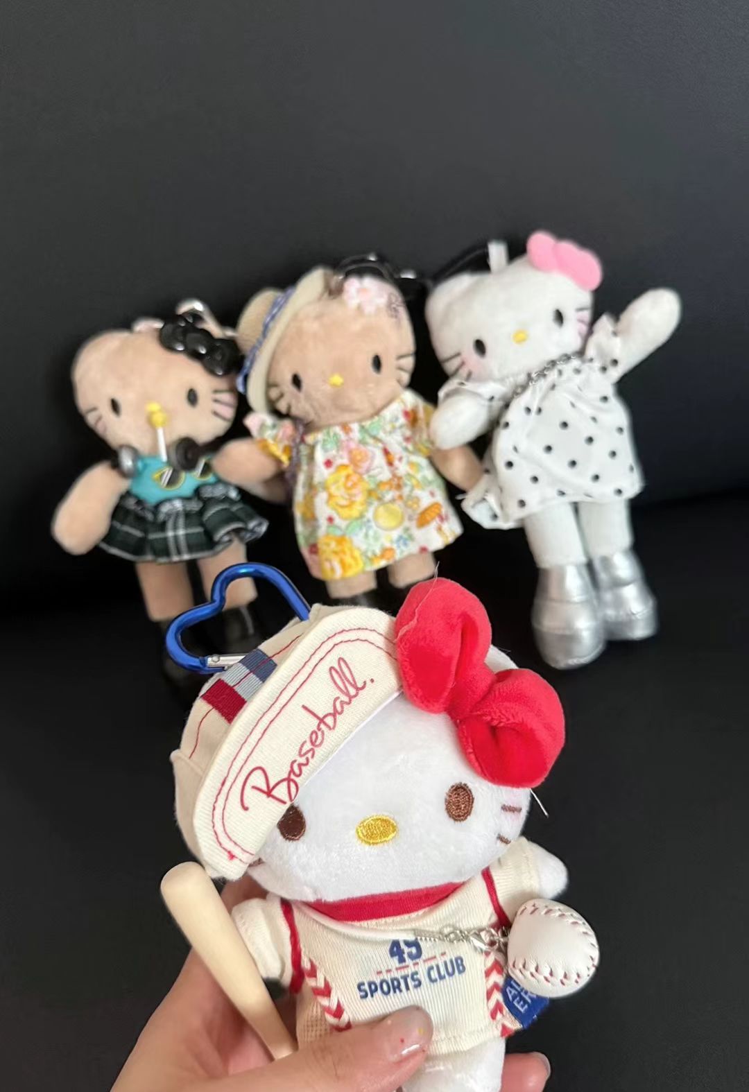 The doll is just the right size and can be completely held in the palm of your hand. When I feel nervous, I will look at it and take a few deep breaths, and my mood will slowly calm down, which is very effective.